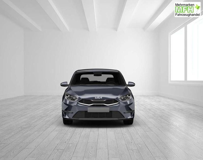 Neu Kia Ceed 140 PS (102 kW) 2026 Penta grau Kleinwagen
