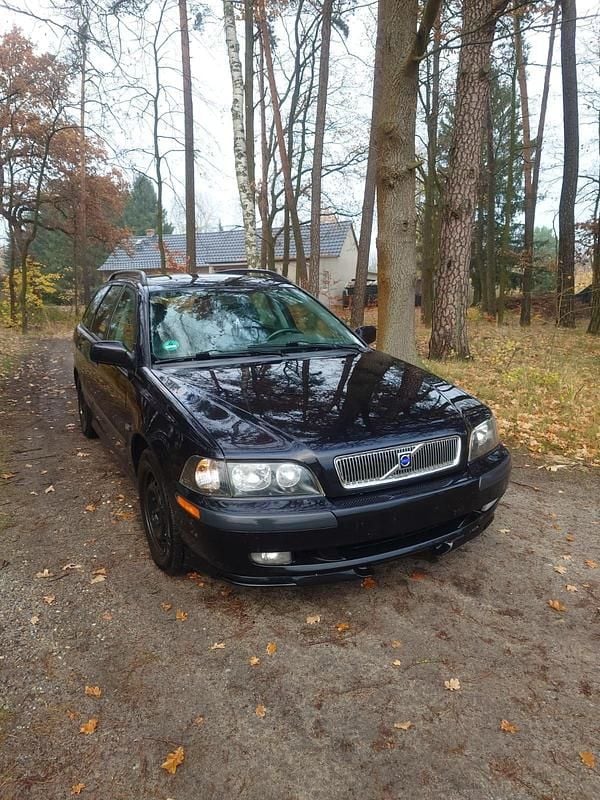 Schwarz Gebraucht 2002 Volvo V40 Kombi | 900 € (Fairer Preis) - Bild 1/4