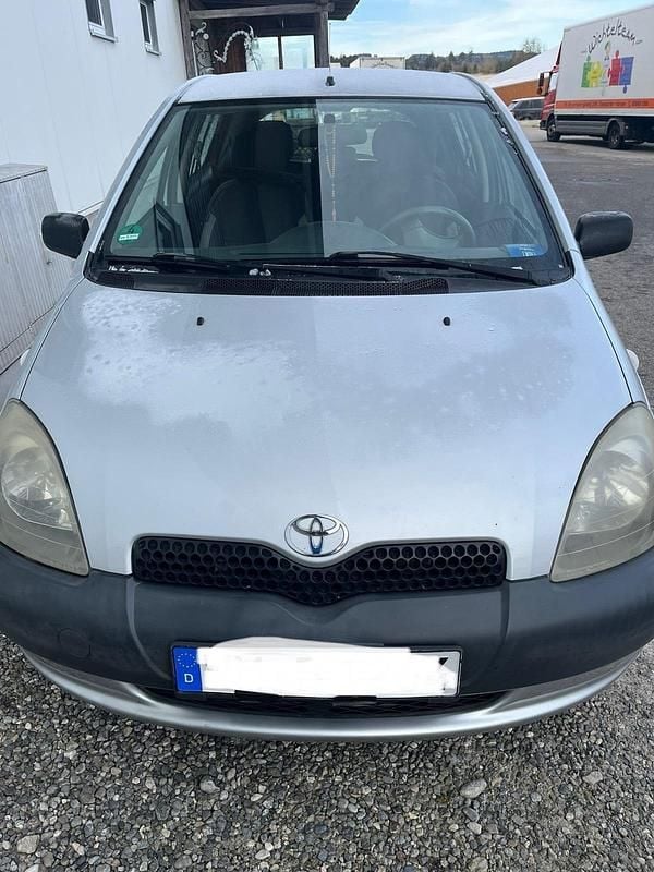 Silber Gebraucht 2002 Toyota Yaris Kleinwagen | 2.450 € (Fairer Preis) - Bild 1/4
