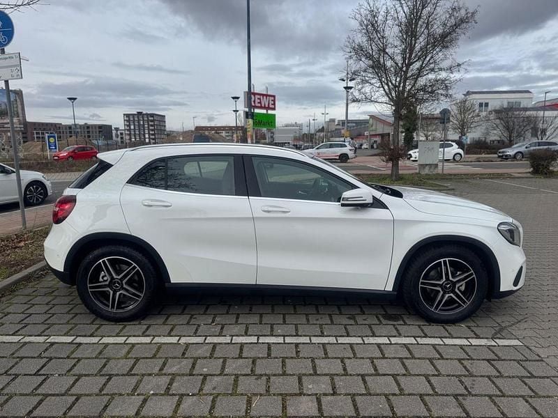 Gebraucht Mercedes GLA200 156 PS (114 kW) 2019 Weiß SUV
