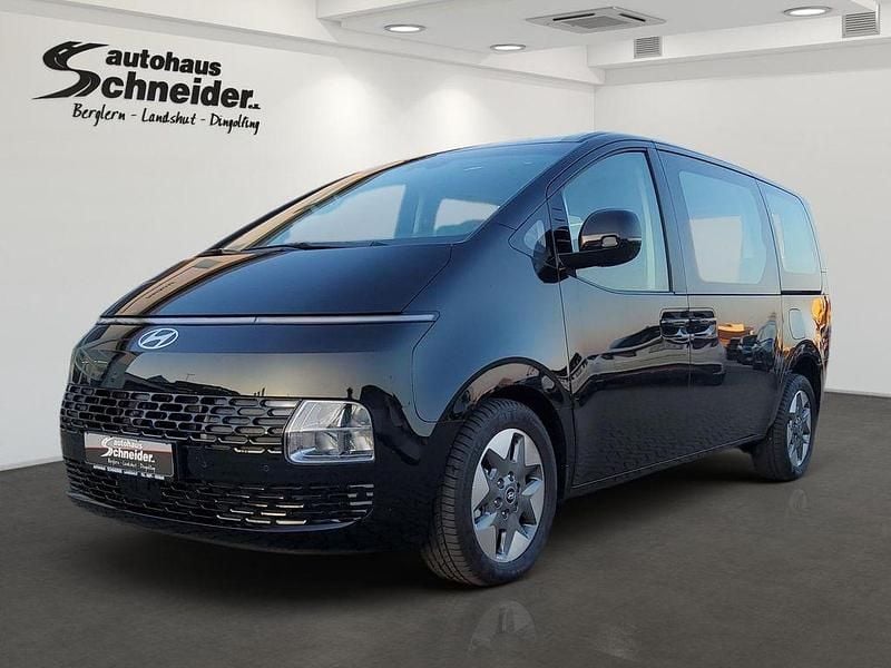 Abyss black Neu 2025 Hyundai Staria Trend Van | 47.490 € - Bild 1/4