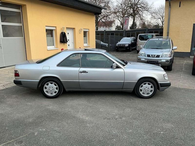 Gebraucht Mercedes 230 132 PS (97 kW) 1991 Silber Coupé