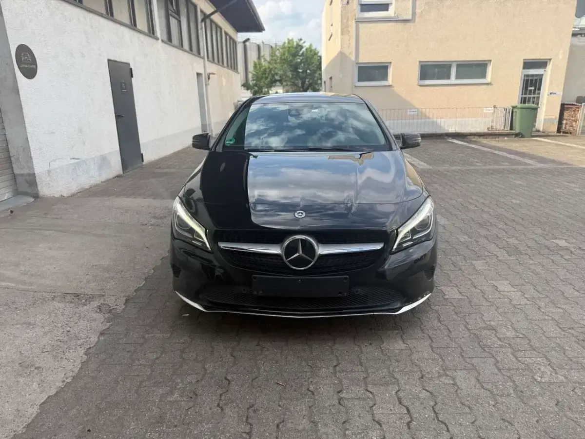 Gebraucht Mercedes CLA220 177 PS (130 kW) 2018 Kosmosschwarz Coupé