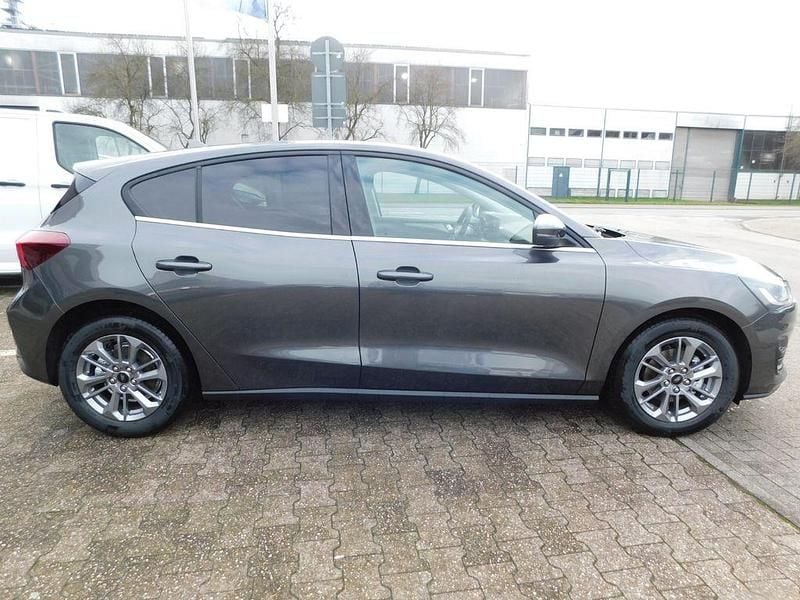 Neu Ford Focus Titanium 116 PS (85 kW) 2026 Grau Limousine