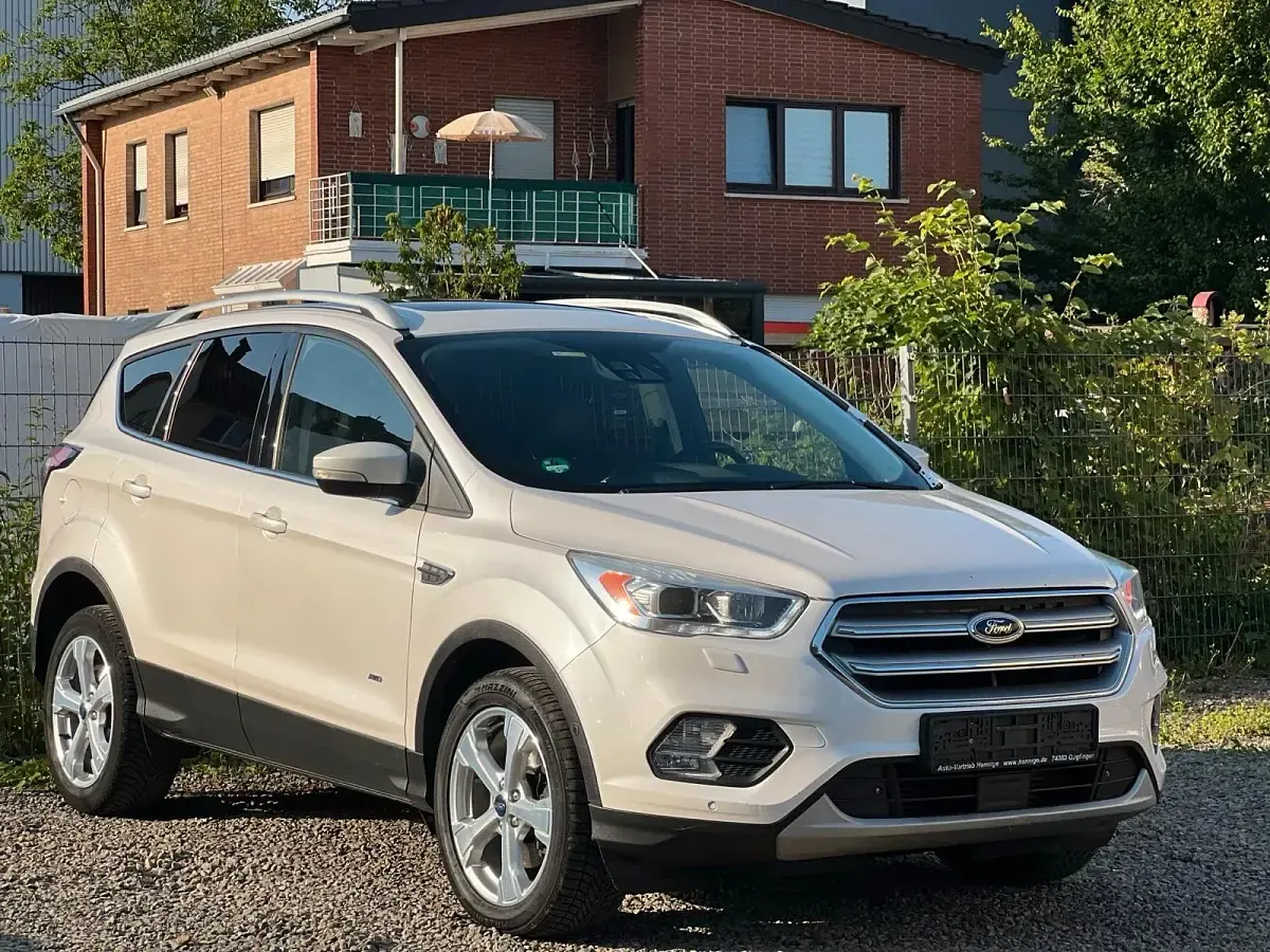 Gebraucht Ford Kuga Titanium 179 PS (131 kW) 2017 Weiß SUV