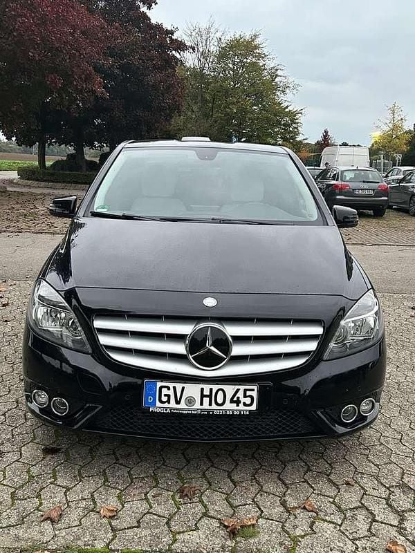 Schwarz Gebraucht 2012 Mercedes B200 Van / Kleinbus | 9.999 € (Superpreis) - Bild 1/4