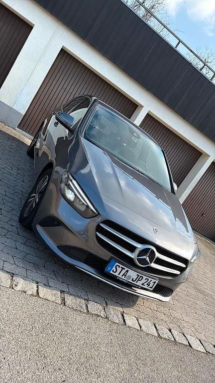 Gebraucht Mercedes B200 150 PS (110 kW) 2019 Grau Van / Kleinbus