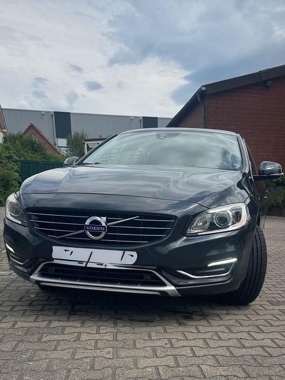 Grau Gebraucht 2014 Volvo V60 Momentum Kombi | 9.990 € (Fairer Preis) - Bild 1/4