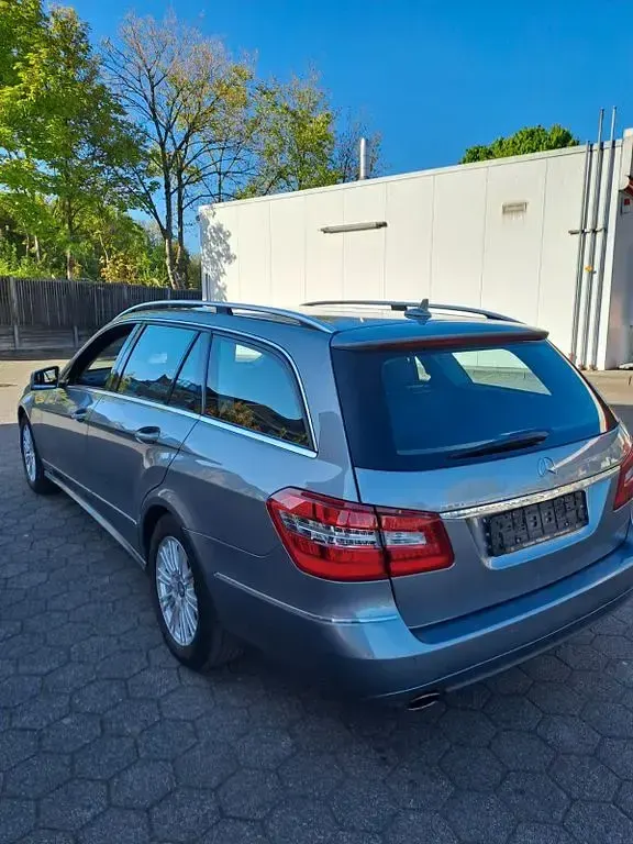 Gebraucht Mercedes E250 204 PS (150 kW) 2012 Silber Kombi