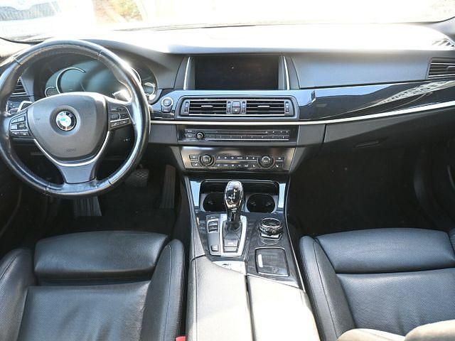 Gebraucht BMW 530 Performance 258 PS (189 kW) 2015 Saphirschwarzmet. Kombi