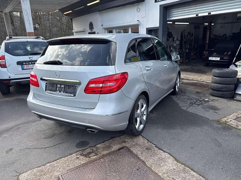 Gebraucht Mercedes B180 109 PS (80 kW) 2013 Silber Van / Kleinbus