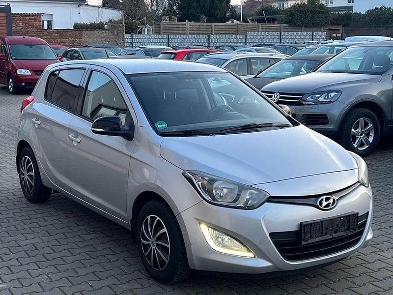 Grau Gebraucht 2015 Hyundai i20 Limousine | 3.450 € (Superpreis) - Bild 1/4