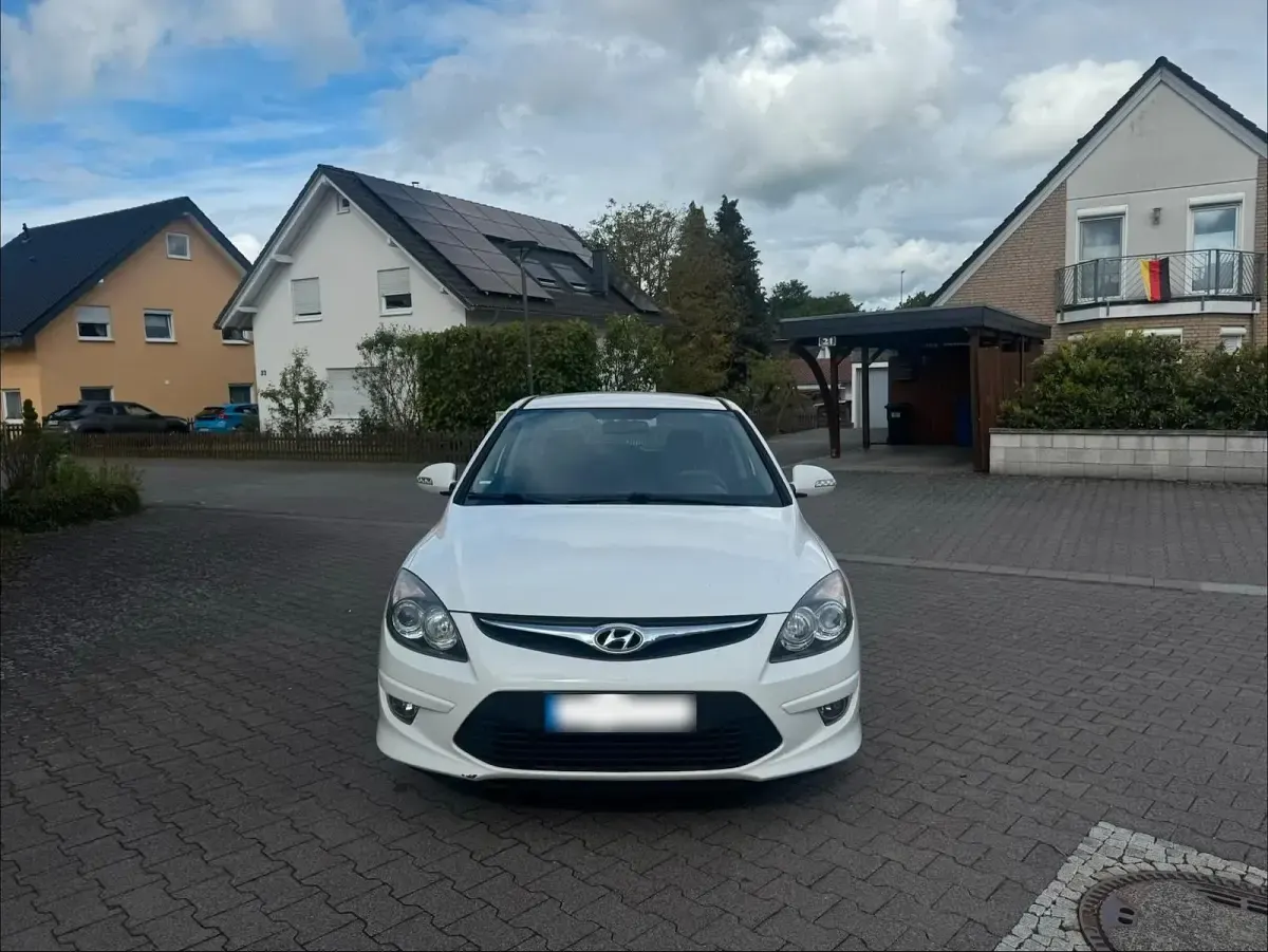 Gebraucht Hyundai i30 109 PS (80 kW) 2012 Weiß Kleinwagen