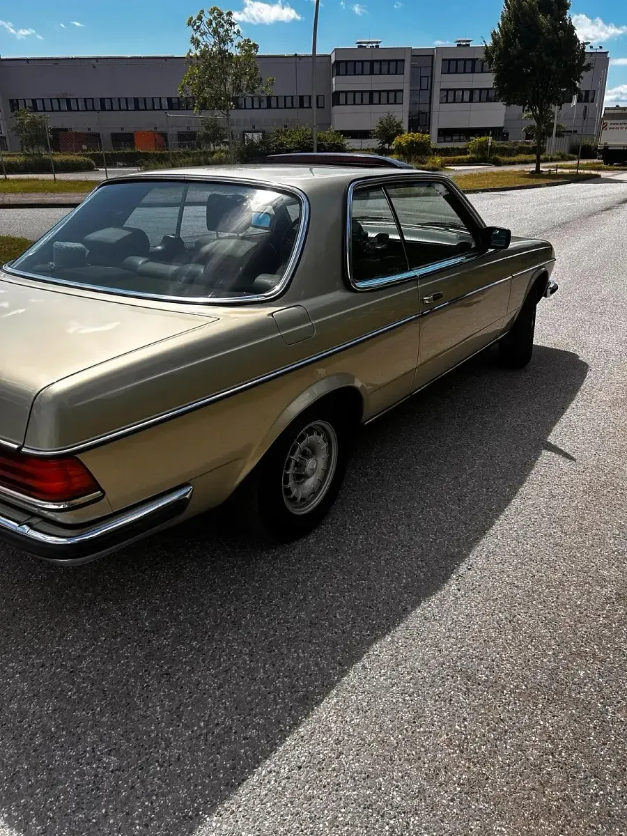 Gebraucht Mercedes 230 136 PS (100 kW) 1982 Grün Coupé