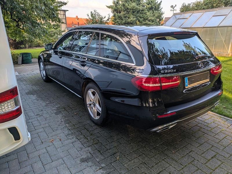 Schwarz Gebraucht 2018 Mercedes E220 Avantgarde Kombi | 23.800 € (Guter Preis) - Bild 1/4