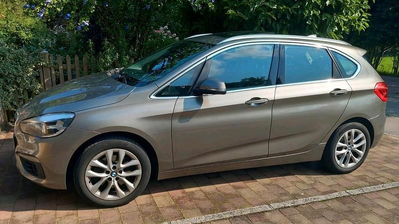 Grau Gebraucht 2015 BMW 218 Active Tourer Van / Kleinbus | 8.990 € (Superpreis) - Bild 1/4