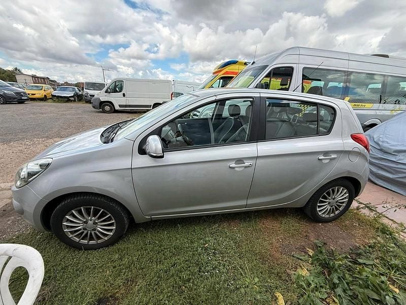 Silber Gebraucht 2012 Hyundai i20 Kleinwagen | 2.200 € (Guter Preis) - Bild 1/4