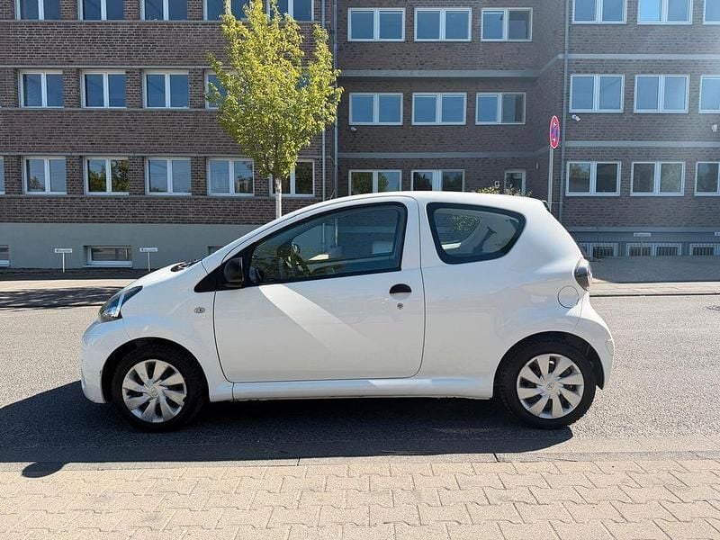 Gebraucht Toyota Aygo Basis 68 PS (50 kW) 2012 Weiß Kleinwagen