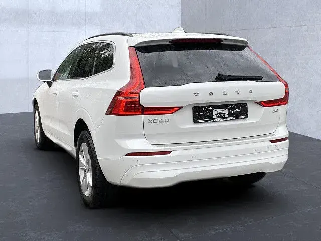 Gebraucht Volvo XC60 Core 197 PS (144 kW) 2023 Crystal white (metallic) SUV