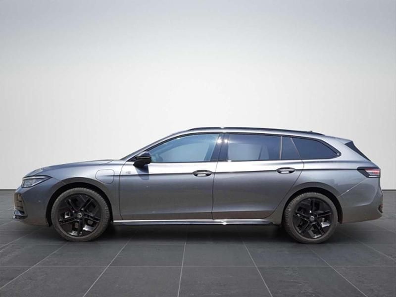Gebraucht VW Passat R-line 177 PS (130 kW) 2024 Grau Kombi