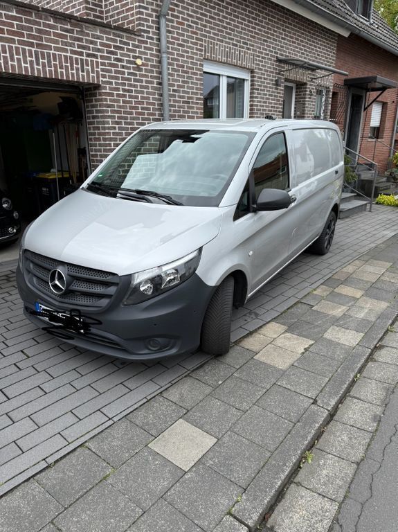 Silber Gebraucht 2018 Mercedes Vito Van / Kleinbus | 20.900 € (Fairer Preis) - Bild 1/4