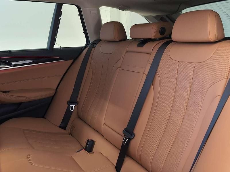 Gebraucht BMW 530e 292 PS (214 kW) 2022 Black sapphire metallic Kombi