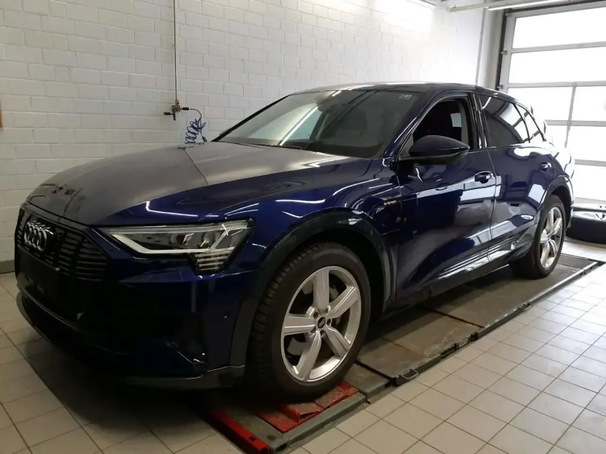 Second-hand Audi e-tron Advanced 300 kW (408 CP) 2022 Albastru SUV