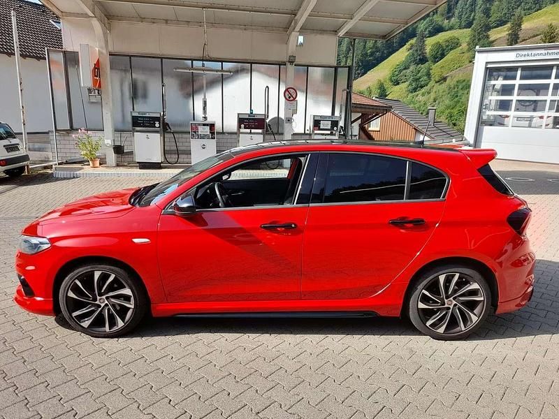 Gebraucht Fiat Tipo S 120 PS (88 kW) 2020 Passione rot mit schwarz. dach Kleinwagen