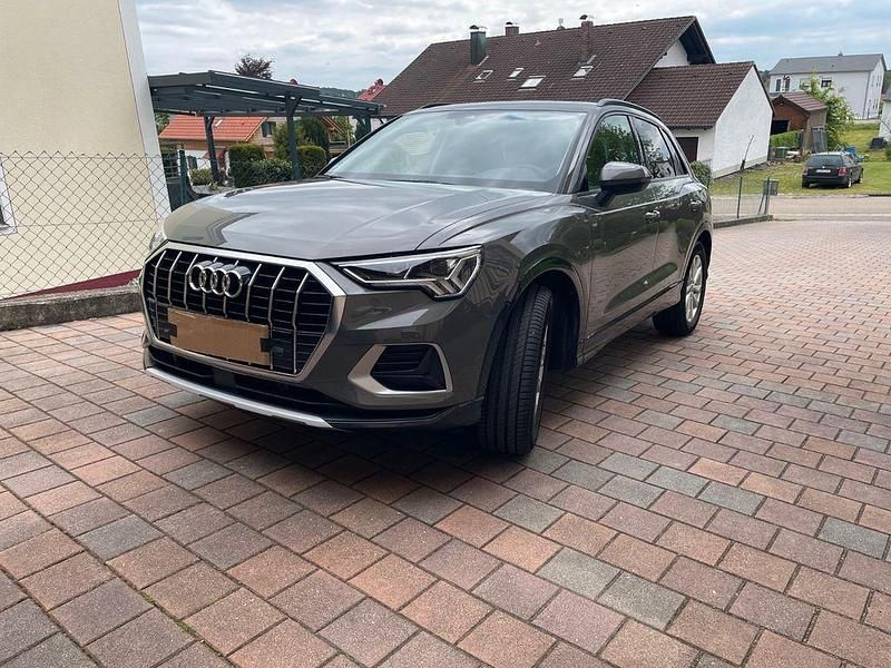 Grau Gebraucht 2021 Audi Q3 Advanced SUV | 27.900 € (Fairer Preis) - Bild 1/4