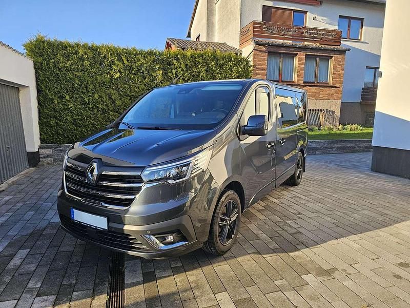 Grau Gebraucht 2023 Renault Trafic Van | 39.950 € (Teuer) - Bild 1/4