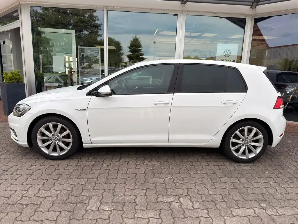Gebraucht VW Golf VIII Highline 131 PS (96 kW) 2020 Weiß Limousine