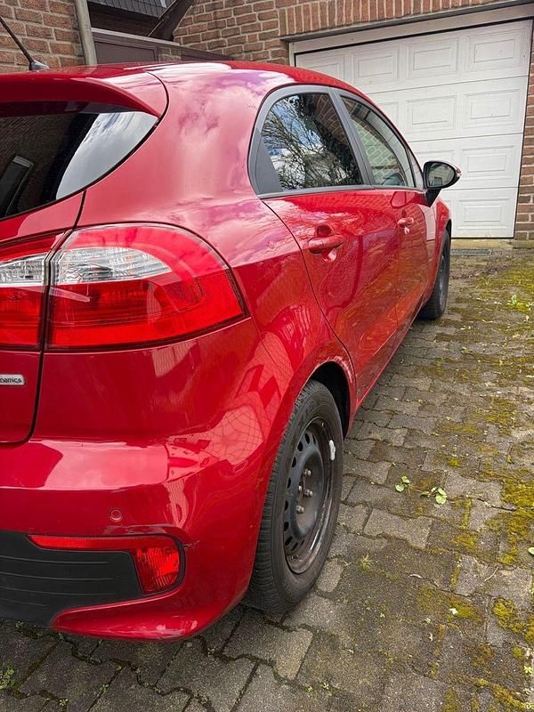 Gebraucht Kia Rio DREAM-TEAM Edition 75 PS (55 kW) 2015 Rot Limousine