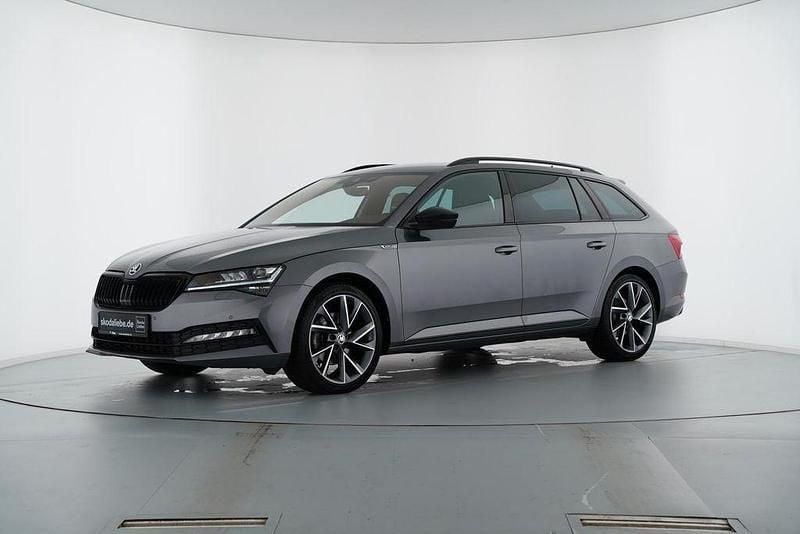 Graphitegrau metallic Gebraucht 2024 Skoda Superb SportLine Kombi | 38.889 € (Etwas zu teuer) - Bild 1/4