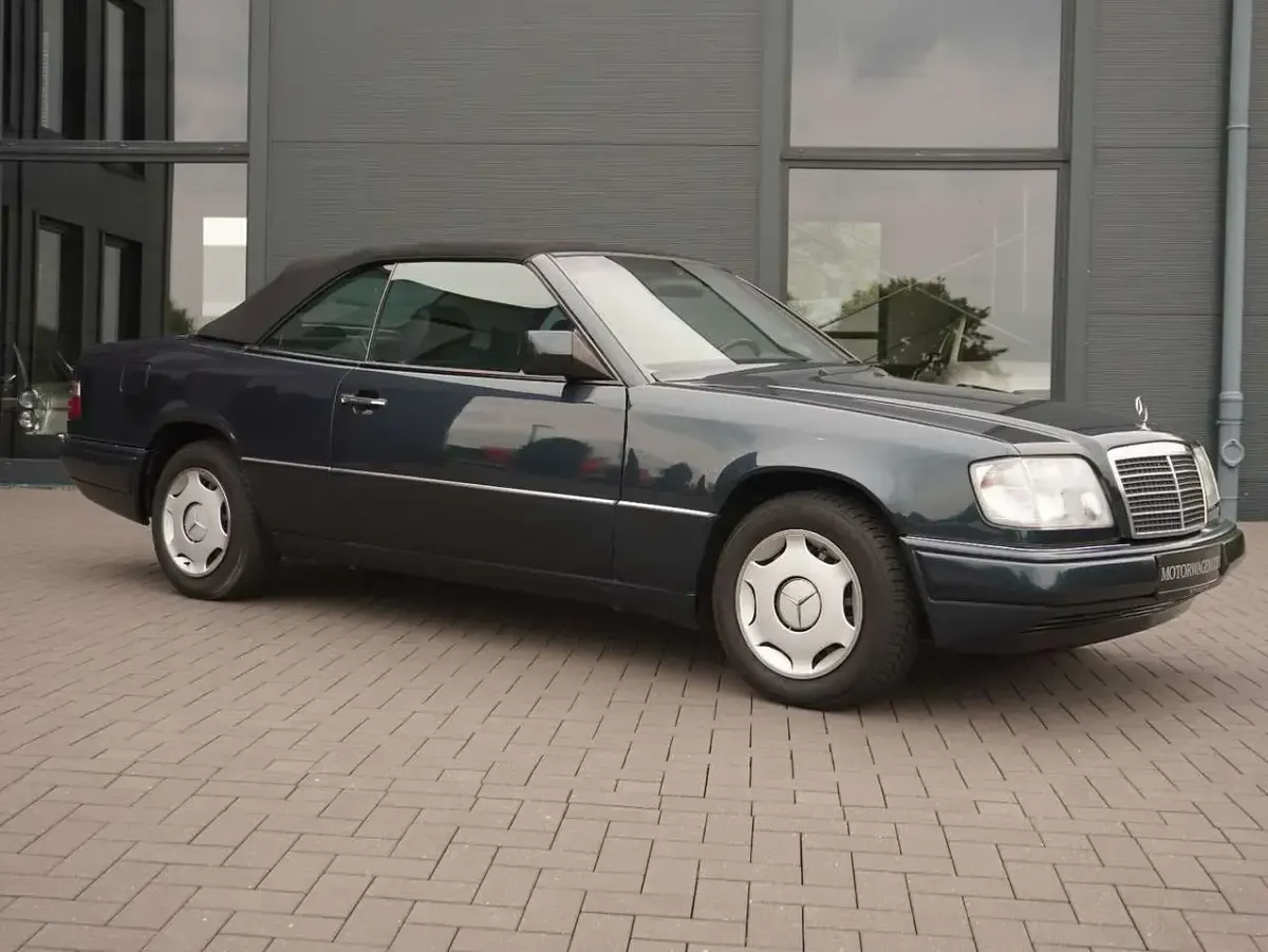 Gebraucht Mercedes E220 150 PS (110 kW) 1997 Smargdschwarzmet.189 Cabrio