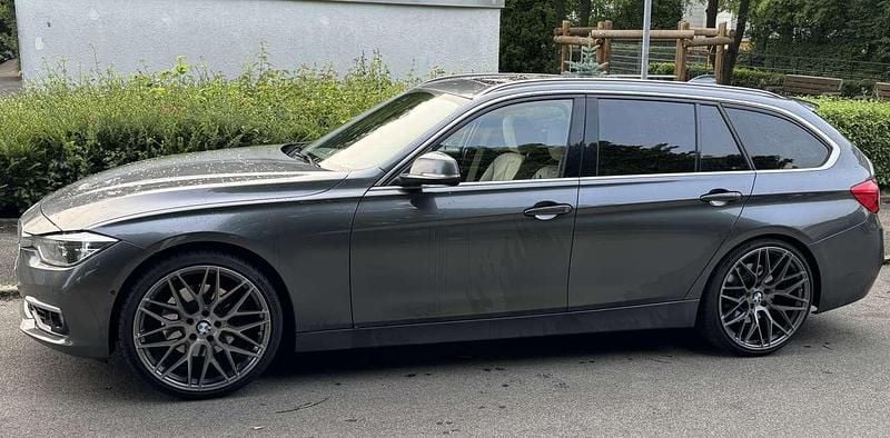 Grau Gebraucht 2018 BMW 330 Luxury Line Kombi | 25.999 € (Teuer) - Bild 1/4
