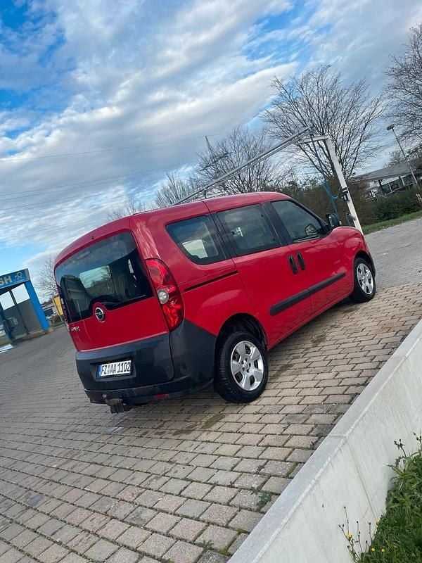 Rot Gebraucht 2014 Opel Combo Edition Van / Kleinbus | 4.899 € (Etwas zu teuer) - Bild 1/4