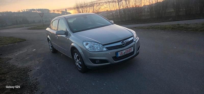 Gebraucht Opel Astra 115 PS (84 kW) 2009 Gold Kleinwagen
