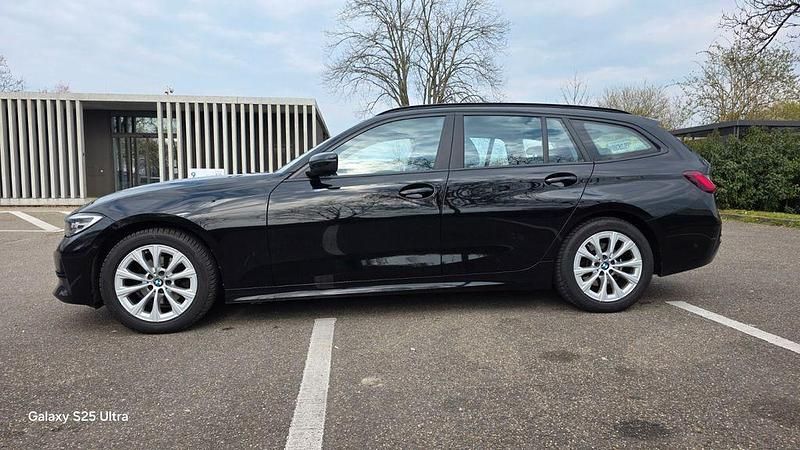 Gebraucht BMW 320 Advantage 190 PS (139 kW) 2022 Schwarz Kombi