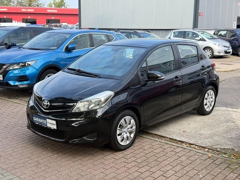 Schwarz Gebraucht 2012 Toyota Yaris Life Limousine | 5.890 € (Fairer Preis) - Bild 1/4