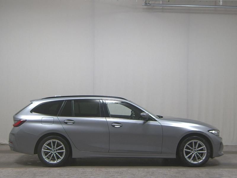 Skyscraper grau metallic Gebraucht 2022 BMW 318 Sport Line Kombi | 22.680 € (Superpreis) - Bild 1/4