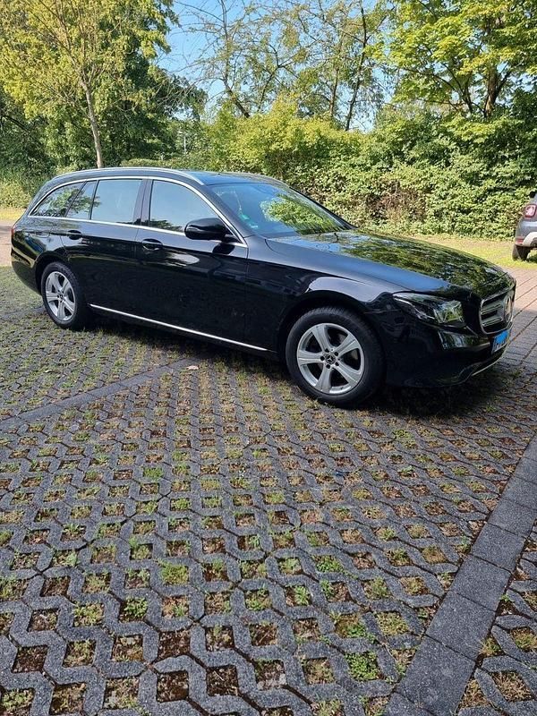 Schwarz Gebraucht 2017 Mercedes E220 Avantgarde Kombi | 16.900 € (Superpreis) - Bild 1/4
