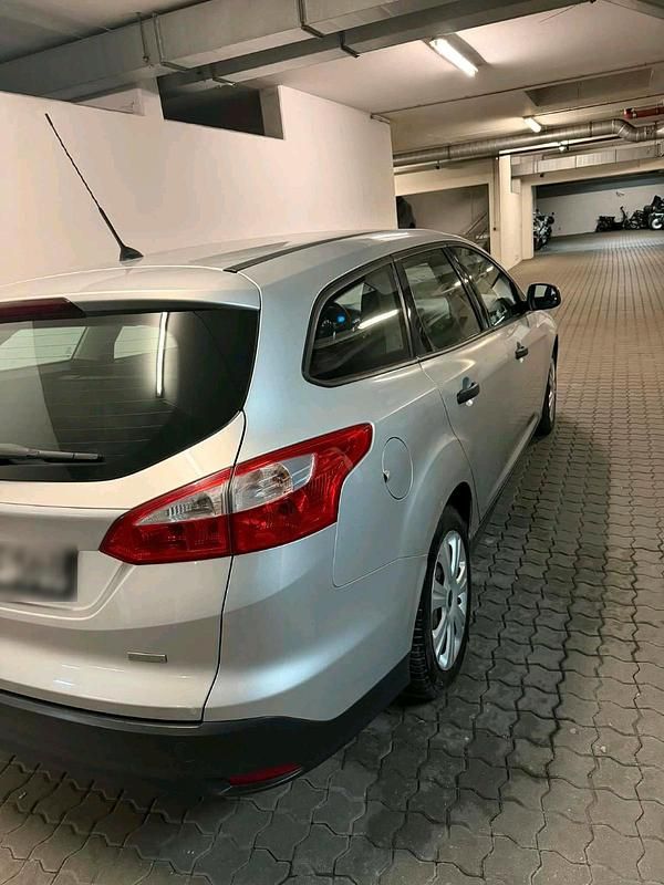 Usata Ford Focus 105 CV (77 kW) 2015 Argento Station wagon