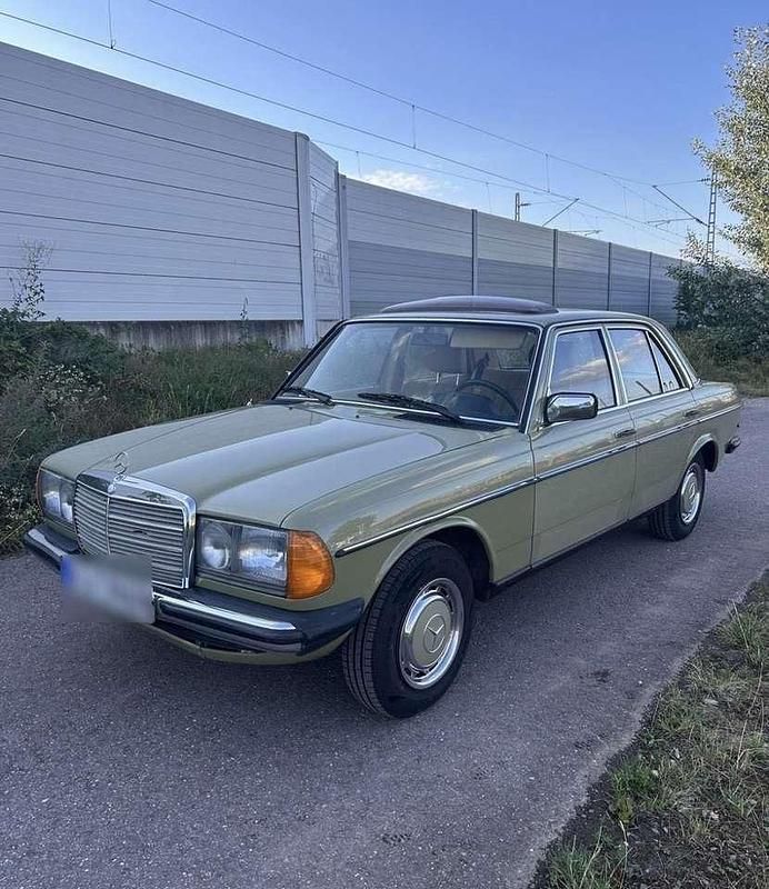 Grün Gebraucht 1983 Mercedes E200 Limousine | 7.200 € - Bild 1/4