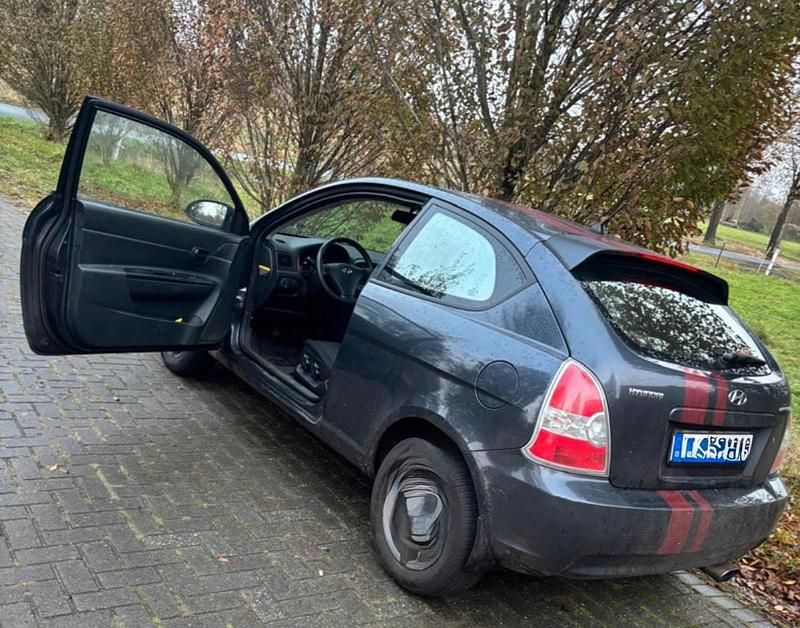 Grau Gebraucht 2007 Hyundai Accent Limousine | 750 € - Bild 1/4