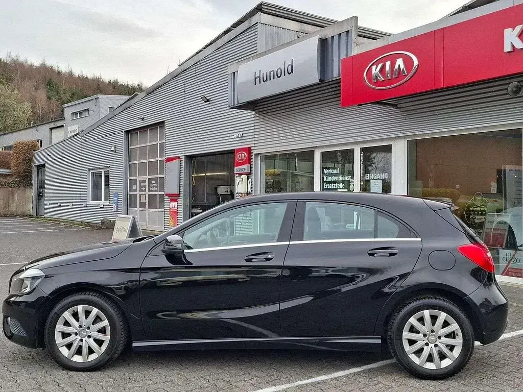 Gebraucht Mercedes A180 122 PS (89 kW) 2015 Schwarz Limousine