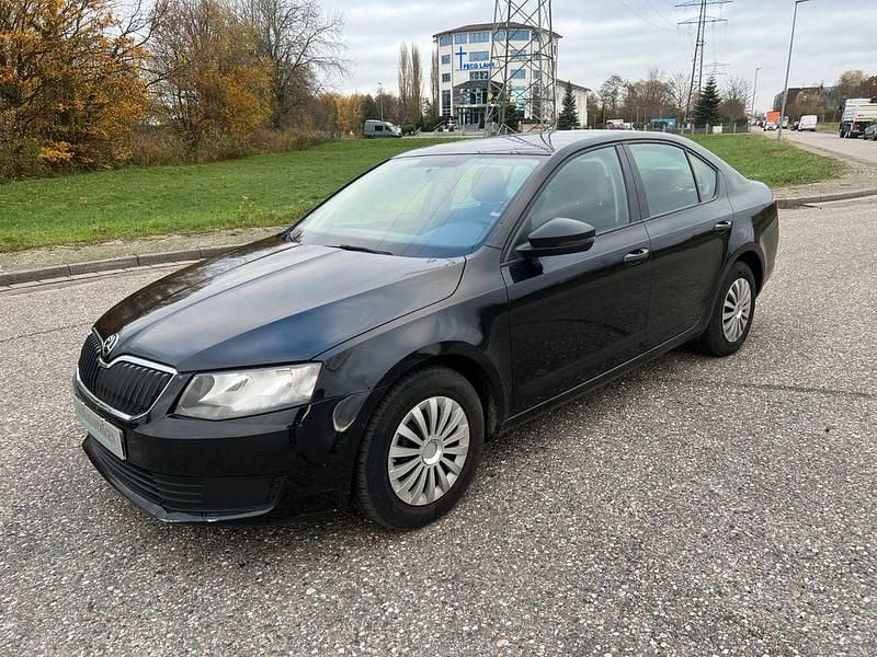 Schwarz Gebraucht 2015 Skoda Octavia Active Limousine | 4.000 € (Teuer) - Bild 1/4