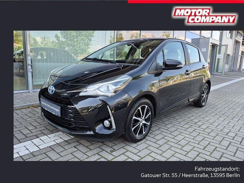 Schwarz Gebraucht 2018 Toyota Yaris Hybrid Team Limousine | 13.490 € - Bild 1/4