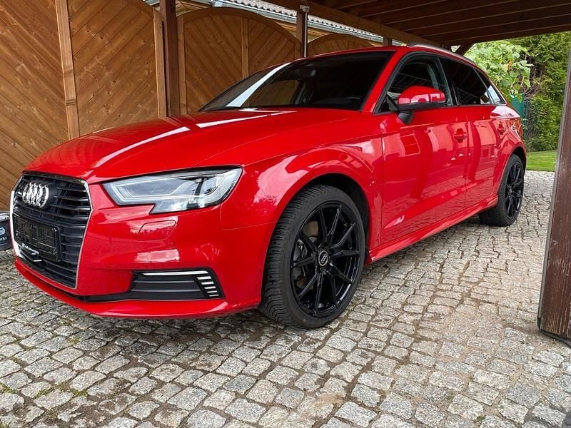 Rot Gebraucht 2020 Audi A3 Sportback e-tron Sport Limousine | 18.500 € (Superpreis) - Bild 1/4