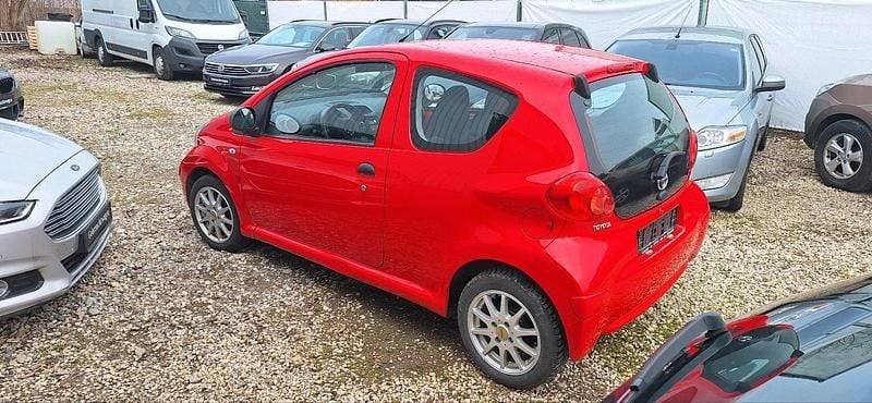 Gebraucht Toyota Aygo 68 PS (50 kW) 2008 Rot Kleinwagen