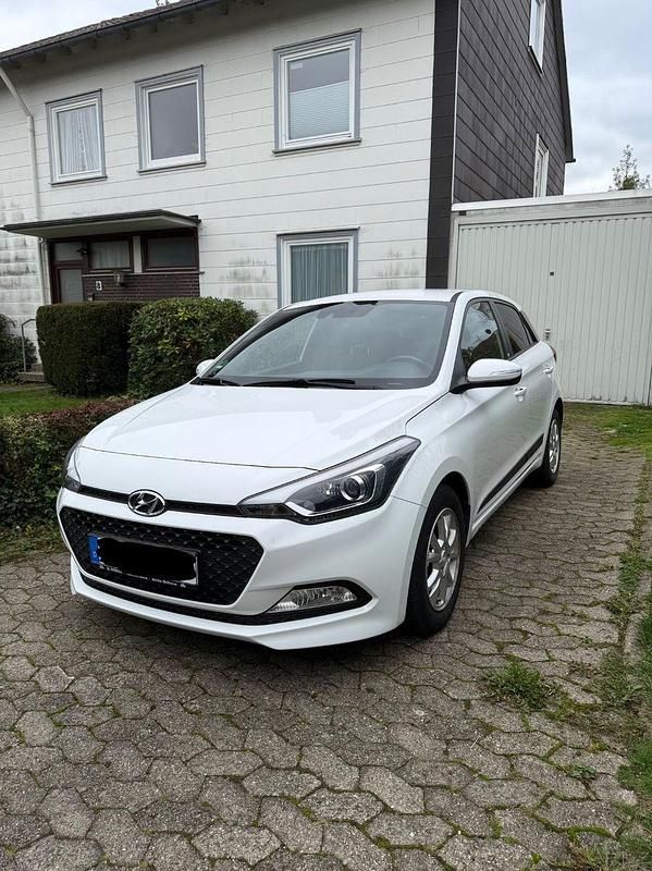 Weiß Gebraucht 2016 Hyundai i20 Passion Kleinwagen | 7.500 € (Guter Preis) - Bild 1/4
